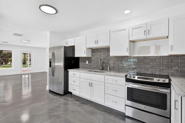 Foto del edificio - 5327 St Lucie Blvd