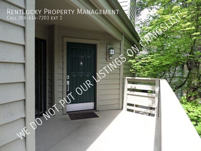 Building Photo - Super-Cute and LARGE Top Floor Condo in So...