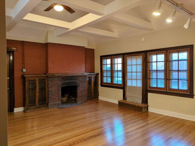 Foto del edificio - 420 N Pine Ave