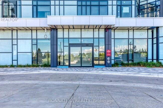 Photo du bâtiment - 2495 Eglinton Ave W