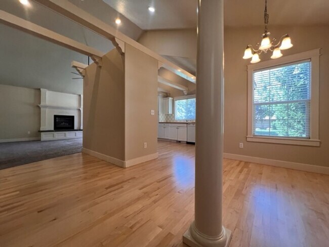 Foto del edificio - 5774 Parchment~Gorgeous Bristol Heights Ho...