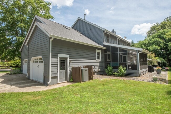 Building Photo - 3801 W Capilano Dr