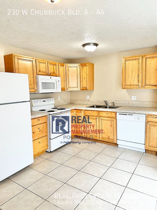 Building Photo - 2 Bed 1.5 Bath townhouse - PET FRIENDLY