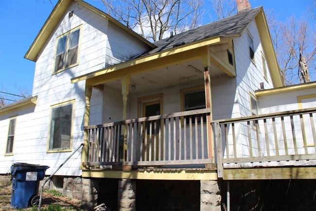 Foto del edificio - 2 br, 1 bath Duplex - 1408 Douglas Ave Apt 1