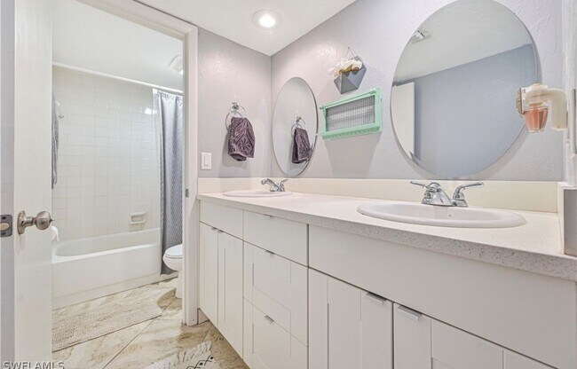 Foto del edificio - 1430 Park Shore Cir