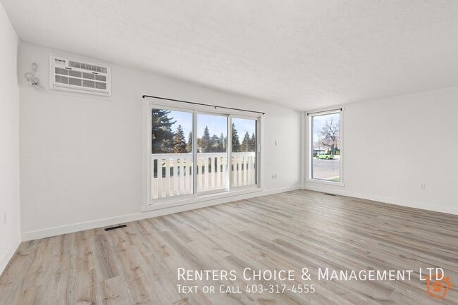 Building Photo - Renovated Dog + Cat Friendly Townhouse with Parking + AC