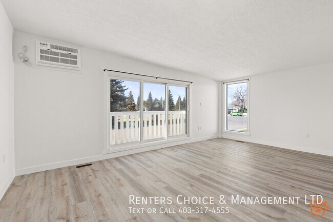 Photo du bâtiment - Renovated Dog + Cat Friendly Townhouse with Parking + AC