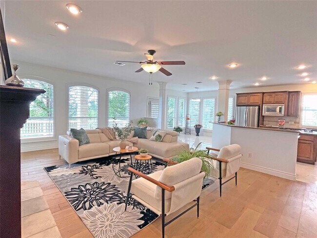 Building Photo - 9604 Big View Dr