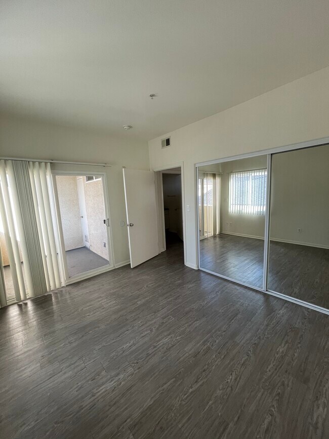 Bedroom - 251 Robinson St