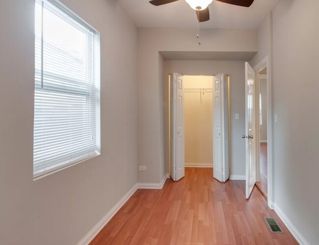 Foto del edificio - 1077 N Paulina St
