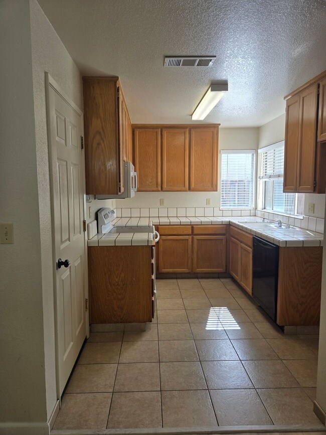 Building Photo - 348 Leffler Pl