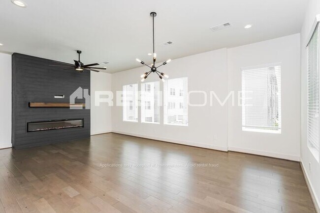Building Photo - "Welcome Home! Get 1 month FREE RENT when ...