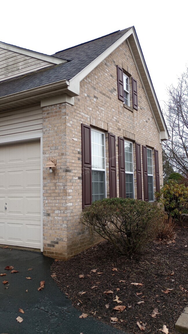Foto del edificio - 709 Williamsburg Ct