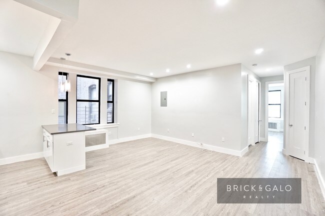 Building Photo - 838 Riverside Dr