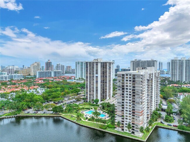 Foto del edificio - 18151 NE 31st Ct