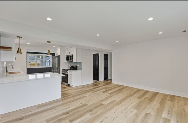 Building Photo - 9705 Oak Park Ave