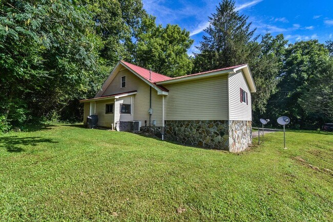 Patio trasero - 60 E Highland St