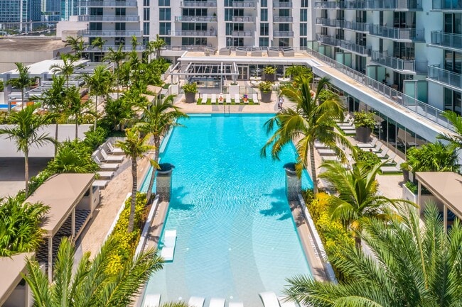 Lujosa terraza con piscina en la azotea - Monarc at Met