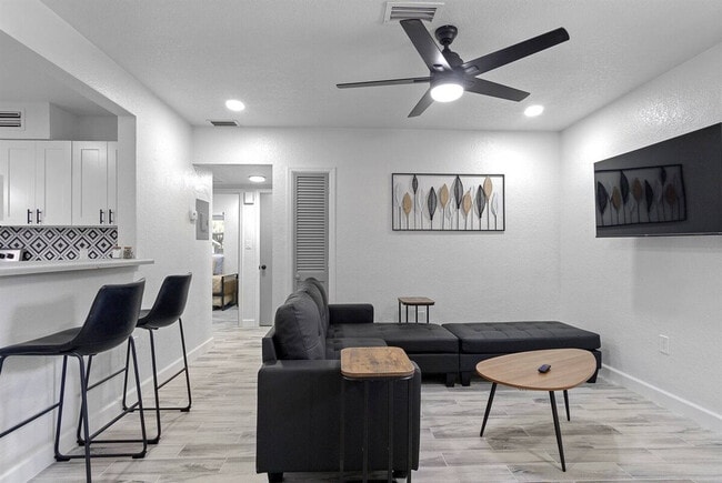 Foto del edificio - 1711 Asher Ln