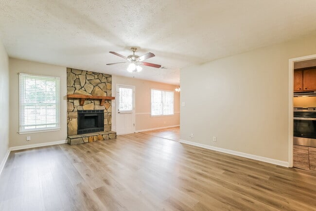 Building Photo - 3568 Fernbrook Dr