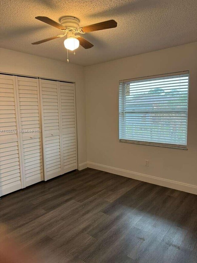 Building Photo - 605 Ixoria Ave