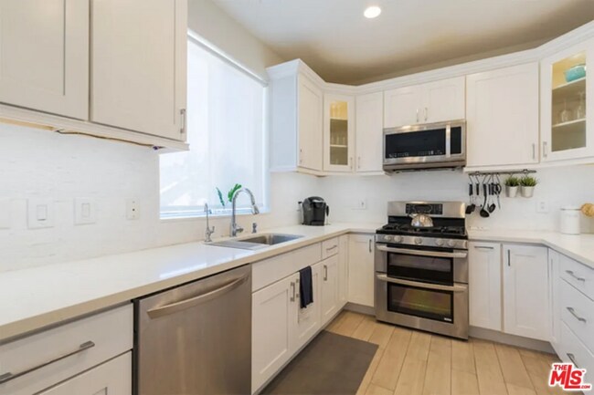 Building Photo - 4823 Elmwood Ave