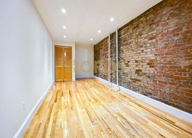 Foto del edificio - 335 E 10th St