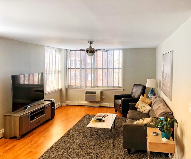 Foto del edificio - 3033 N Sheridan Rd