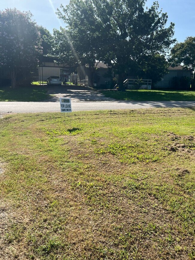 Building Photo - Remodeled 5 Bed | 2 Bath Mobile Home on Ha...