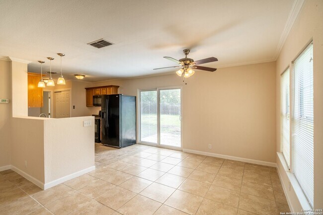 Building Photo - Charming 4 bed 2 bath