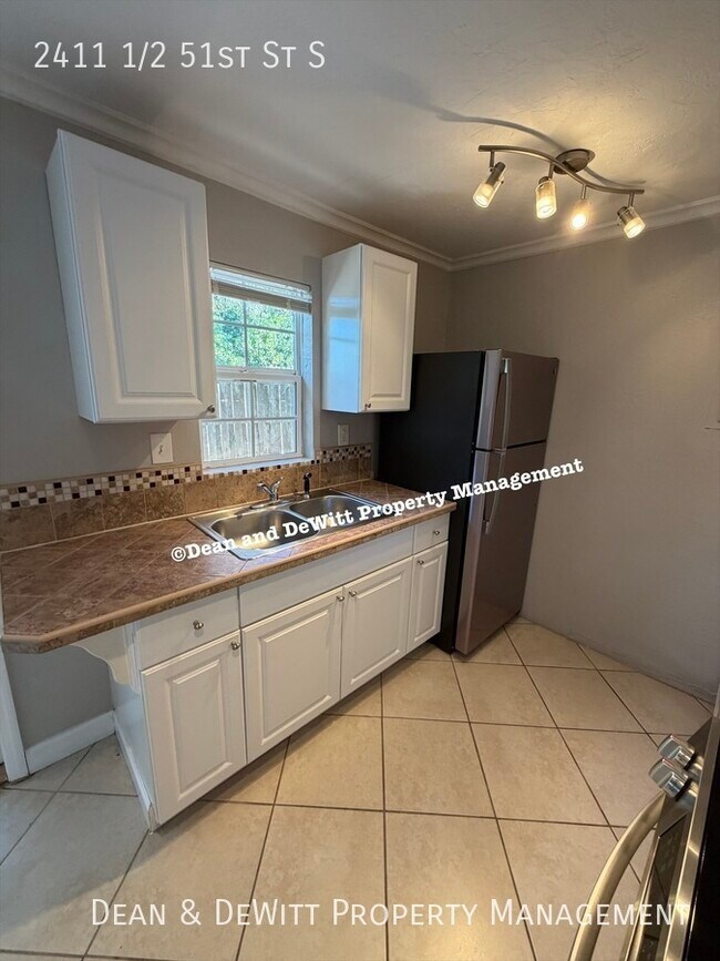 Foto del edificio - 2411 1/2 51st St S-