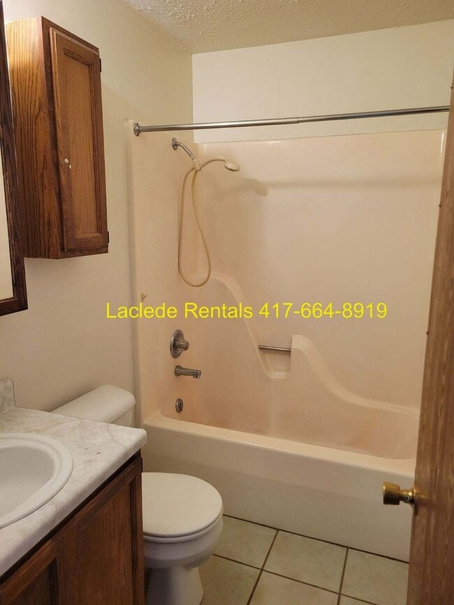 Building Photo - 2 BEDROOM 1 BATHROOM APARTMENT FOR RENT