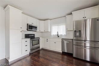 Building Photo - 1418 Park Shore Cir