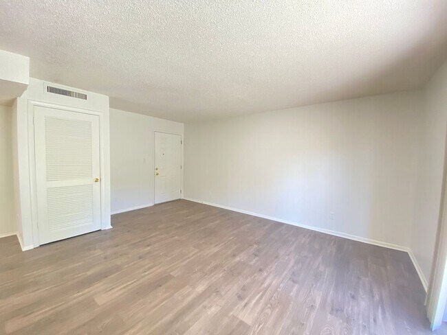 Foto del edificio - Affordable ground floor 1B/1B condo in des...