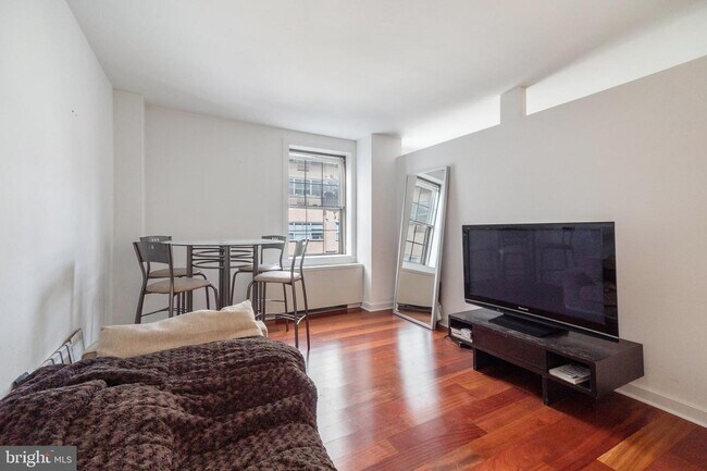 Foto del edificio - 219-29 S 18th St
