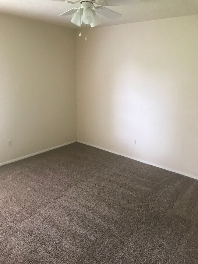 Foto del edificio - TWO BEDROOM DUPLEX WITH FENCED BACK YARD AVAILABLE 7/27/2026.