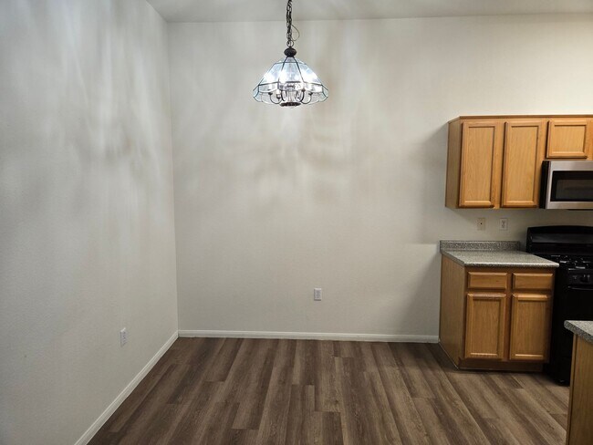 Building Photo - Spacious 3 bedroom 2 bath upgraded condo