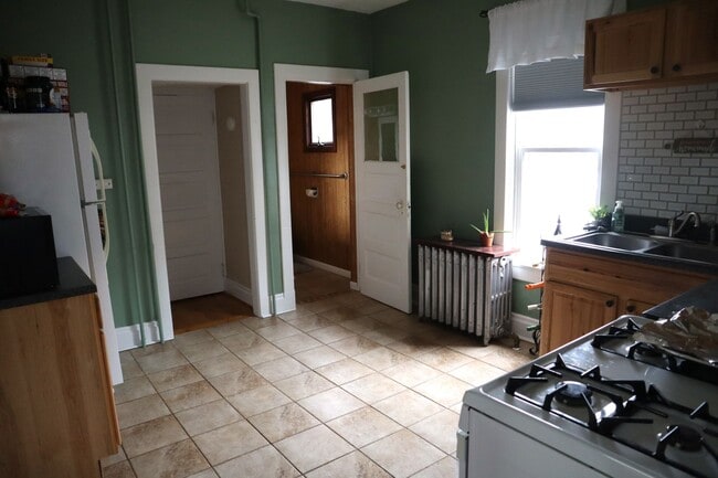 Building Photo - 2-3 bedroom house with 1 car garage in Ind...