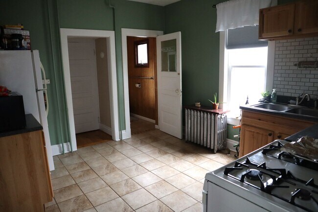 Foto del edificio - 2-3 bedroom house with 1 car garage in Ind...