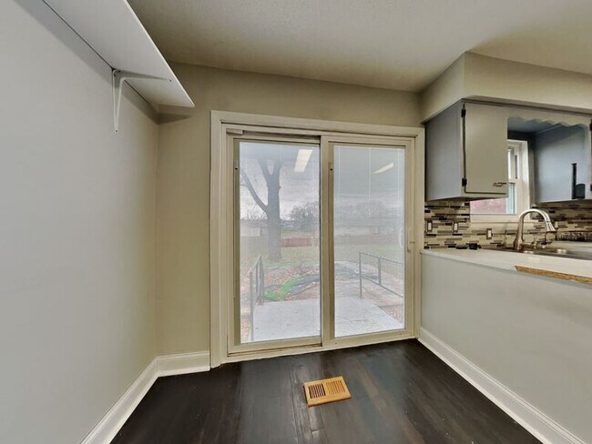 Foto del edificio - 202 NE Richardson Pl