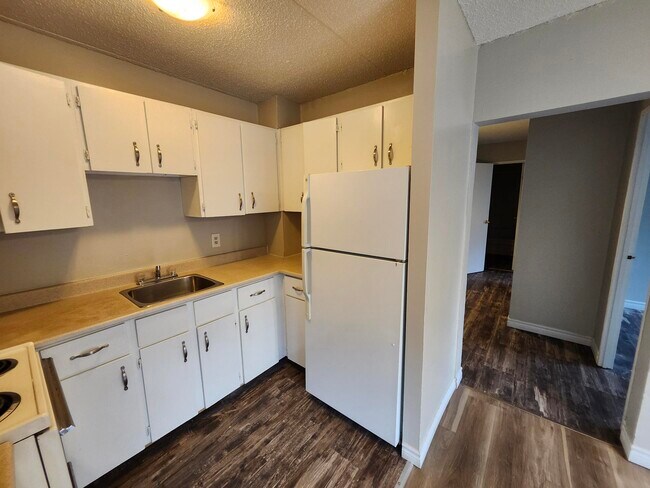 Building Photo - 411 Ellerdale St