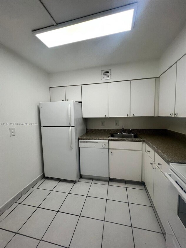 Foto principal - 4900 NW 79th Ave