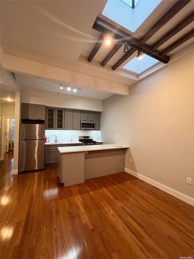 Foto del edificio - 6156 Gates Ave