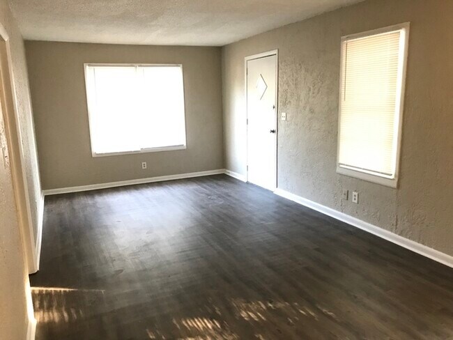 Foto del edificio - Coming Soon: 3-Bedroom Home with Covered Porch & Detached Garage