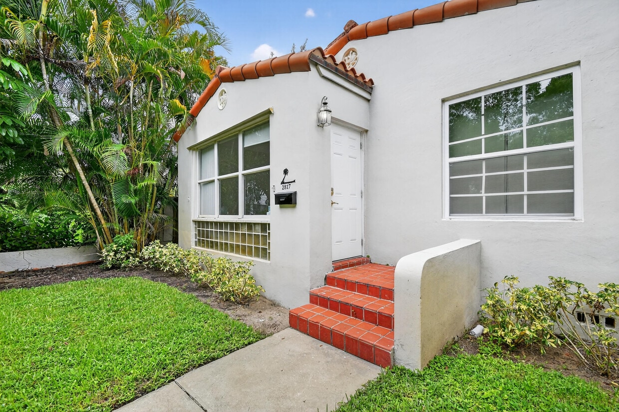 Primary Photo - 2817 Poinsettia Ave