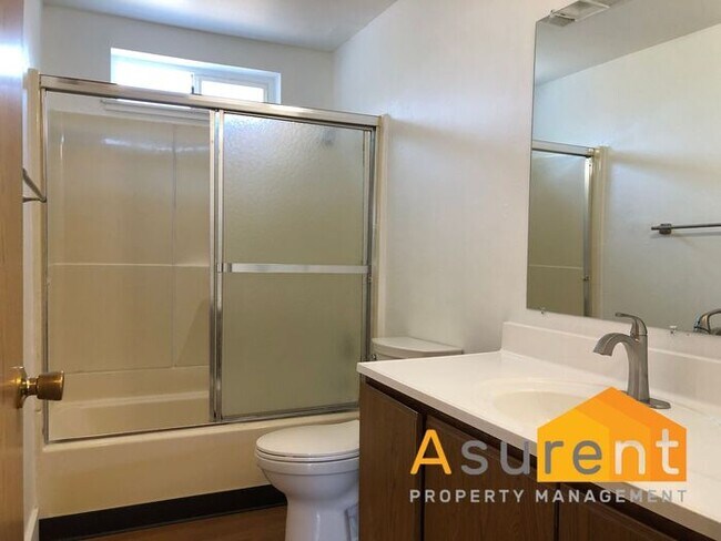 Foto del edificio - Cozy 2 Bedroom Upstairs Apartment