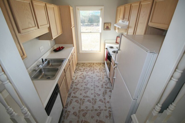 Building Photo - Lovely 3bed/2bath home with vaulted ceilings