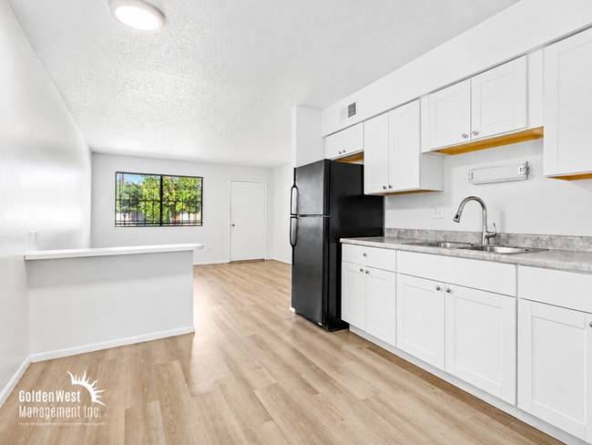 Building Photo - Updated 2Bdm 1Ba Apartment with Private Patio in Central Phoenix! -MI Special.