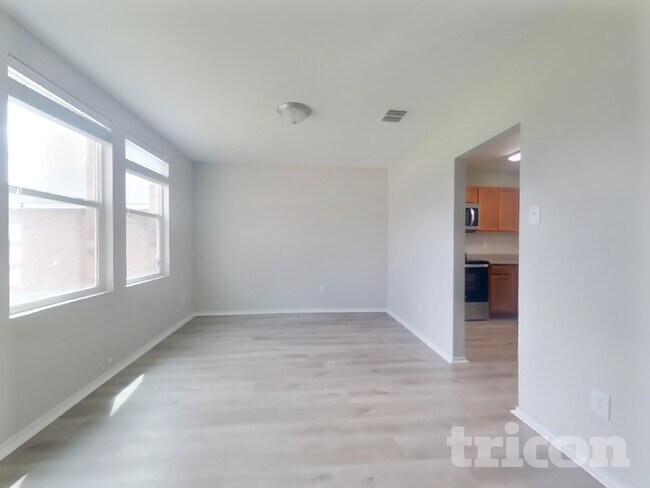 Foto del edificio - 16661 Woodside Dr