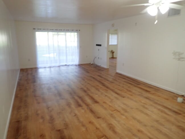 COMEDOR GRANDE - 1601 SW 128th Ter